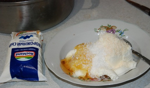 1. Этап. Пирог Кокетка: Готовим заготовку для сырно-кокосовых шариков. Выкладываем в миску творожный сыр, мед и кокосовую стружку. Все хорошенько вымешиваем (растираем) до однородной массы. Я это делаю ложкой.