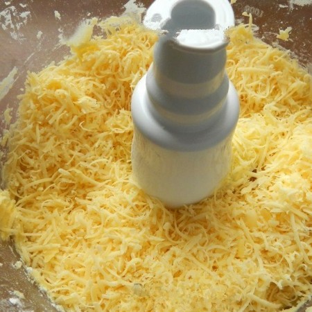 1. Stage. Cheese crackers: Grate the cheese and pour into a blender. Beat until smooth.