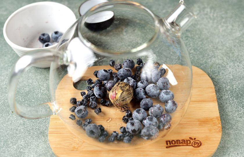 1. Этап. Зеленый чай с голубикой: Добавьте замороженные ягоды и зеленый чай. При желании можно сразу добавить сахар по вкусу.