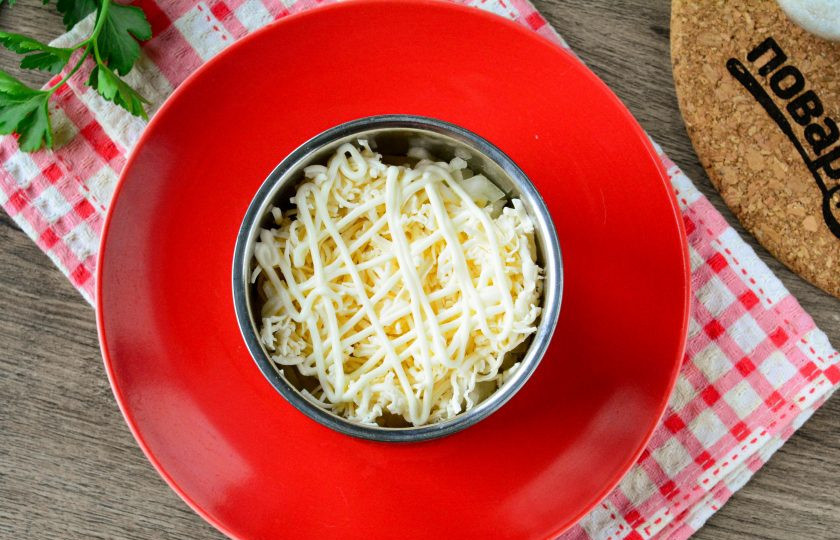 1. Этап. Салат Нежный вкус: Четвертым слоем выложите натертый на терке плавленый сыр. Добавьте майонез.