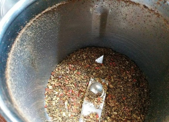 1. Этап. Индийский суп Расам: 1. С помощью комбайна измельчите семена горчицы, карри и красный чили. Добавьте кокосовое масло, перемешайте специи.