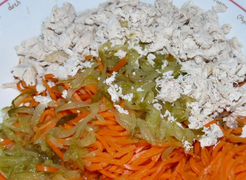 1. Этап. Салат Обжорка с грибами: 1. Курицу отварим в чуть подсоленной воде. Остужаем и измельчаем. Соленый огурец трем так, чтобы по размеру приблизительно совпадал с морковкой. Складываем все в салатницу.