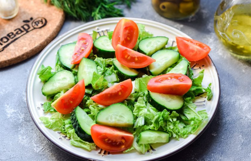 1. Этап. ПП салат из пекинской капусты: Следом ополосните и просушите помидоры. Нарежьте помидоры небольшими дольками, выложите помидоры в салат.