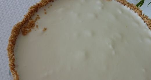 1. Этап. Чизкейк с ягодами: Массу залейте в форму с крекерами. Распределите её равномерно и оставьте в холодильнике на 8 часов.