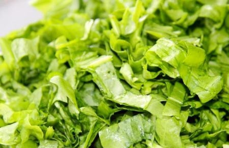 1. Этап. Пирог со щавелем на тонком тесте: Щавель необходимо хорошо помыть и немного подсушить. Дальше отрезаем стебли, а сам щавель режем мелко.