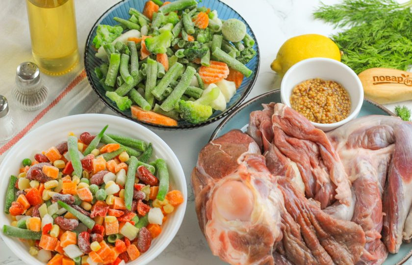 1. Этап. Баранья нога в духовке с овощами: Подготовьте указанные ингредиенты. Баранину приобретите молодую, а овощи — по своему вкусу. Можно использовать замороженную овощную смесь.