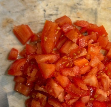 1. Этап. Филе индейки под шубкой: Мелко нарезать помидоры