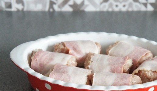 1. Этап. Ленивые голубцы в беконе: Также завернуть остальные голубцы. Выложить голубцы швом вниз в форму. Можно запекать и в таком виде, долив пару столовых ложек воды на дно формы.