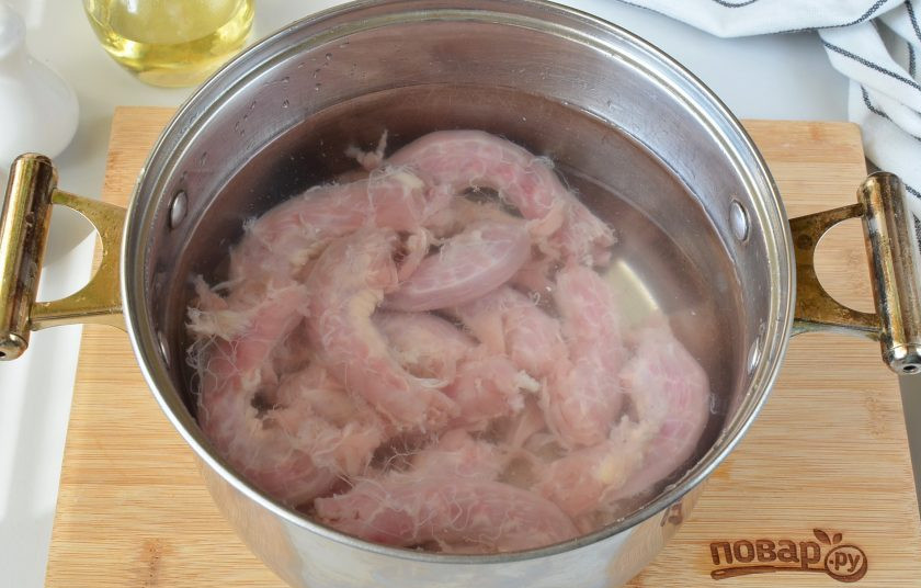 1. Этап. Суп из куриных шеек: Куриные шейки тщательно вымойте, выложите в большую кастрюлю и залейте чистой холодной водой. Варите 30 минут.