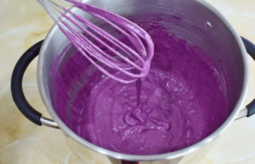 1. Этап. Лавандовые капкейки: Поочередно вмешивайте к яйцам муку с содой и молочную массу. Тесто будет фиолетового цвета.