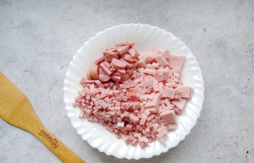 1. Этап. Солянка Селянка: Колбасные изделия также мелко нарежьте.