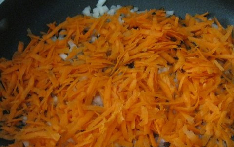 1. Этап. Гуляш из курицы в мультиварке: 4. К нему добавьте морковь и обжарьте ингредиенты до зарумянивания.