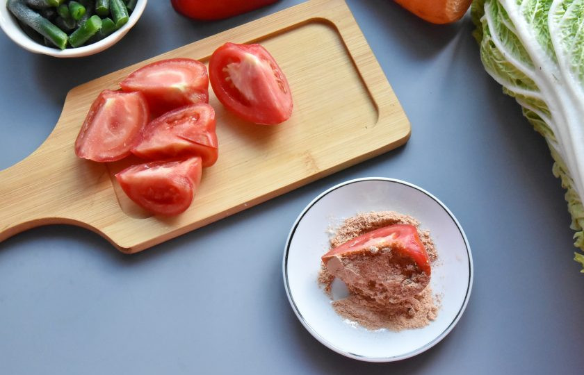 1. Этап. Ваджа для лагмана: Разотрите специи вместе с солью в ступке или измельчите в кофемолке. Помидоры нарежьте на четвертинки и обваляйте в специях.