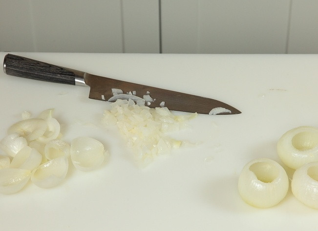 1. Этап. Лук в духовке фаршированный: Вытащить внутренности лука, оставив форму для фарширования. Остальной лук измельчить.