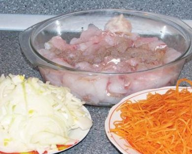 1. Этап. Хе из судака: Лук нарезаем полукольцами, а морковь трем на крупной терке. Перекладываем в глубокую миску и добавляем рыбу. Хорошо перемешиваем, солим, посыпаем черным молотым перцем и заливаем 4% уксусом, оставляем мариноваться на ночь. Утром сливаем лишнюю жидкость и еще раз перемешиваем.