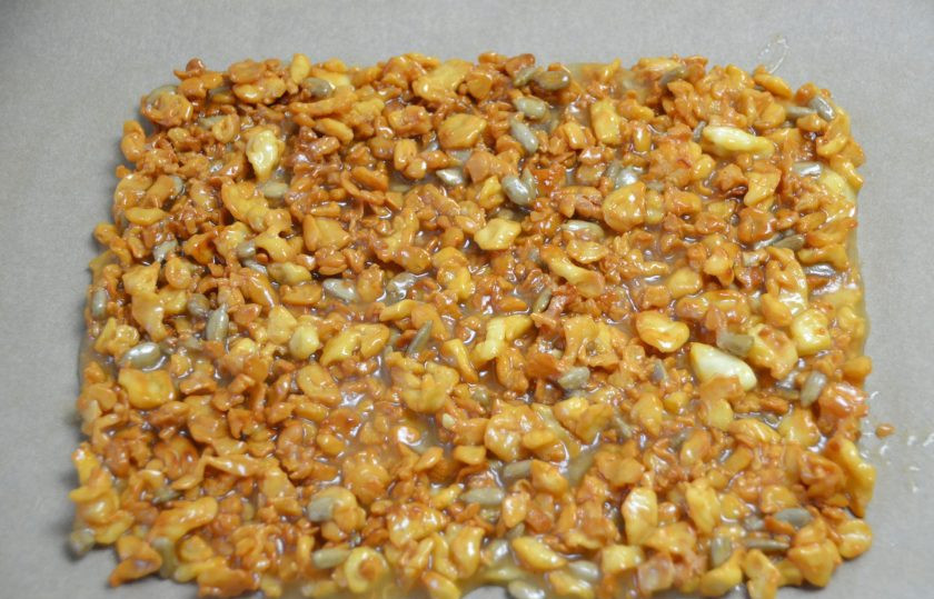 1. Этап. Жареный творог: Выложите горячую массу на фольгу или на пергамент. Дайте полностью остыть, на это уйдет примерно 1 час.