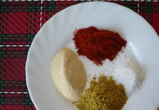 1. Этап. Слойка с индейкой: Для аромата и улучшения вкуса мяса индейки я взяла: сладкую паприку, чеснок сушеный, измельченный, приправу для индейки и соль.