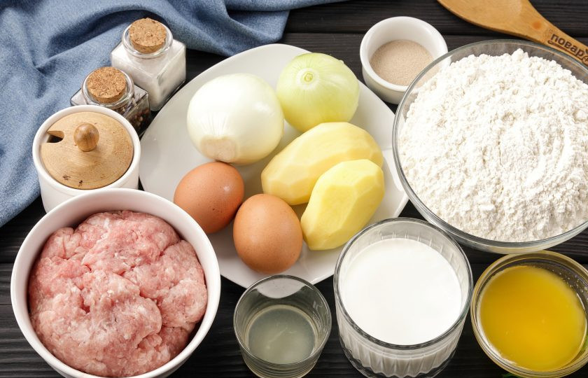 1. Этап. Беляши из дрожжевого теста в духовке: Подготовьте все ингредиенты по списку. Вес лука и картофеля я указала в неочищенном виде. Фарш можно взять любой, но лучше пожирнее. Сливочное масло для теста растопите и дайте ему немного остыть.