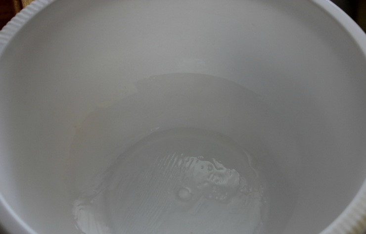 1. Этап. Чиабатта с луком: Замешиваем тесто нужно руками и очень тщательно, не менее 20 минут. Затем мы берем глубокую миску (ведь тесто будет расти) и смазываем ее оливковым маслом.