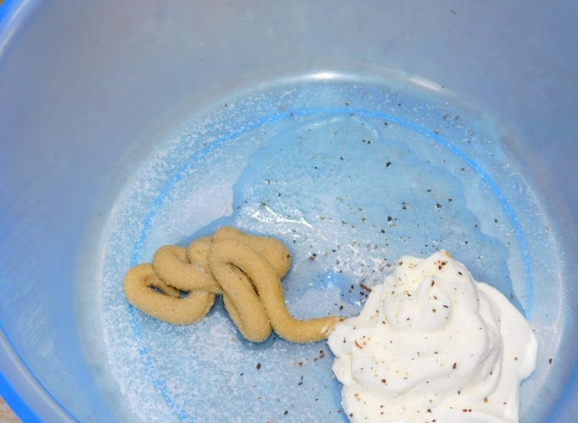 1. Этап. Картофель в горчичном соусе с укропом: Смешайте горчицу, сметану, оливковое масло, соль и специи.