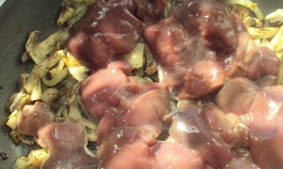 1. Этап. Яичница с печенкой: 3. Добавляем куриную печень, тщательно вымытую и нарезанную кусочками. Советую добавить немного кориандра и соевого соуса. Ждем, пока обжарится.