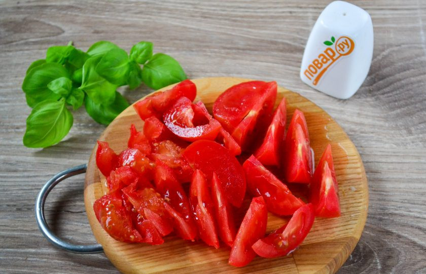 1. Этап. Салат из помидоров с базиликом и чесноком: Помидоры порежьте на небольшие дольки. Я разрезаю помидор на две половинки, а затем, каждую половинку на 3-4 части, в зависимости от размера помидора.