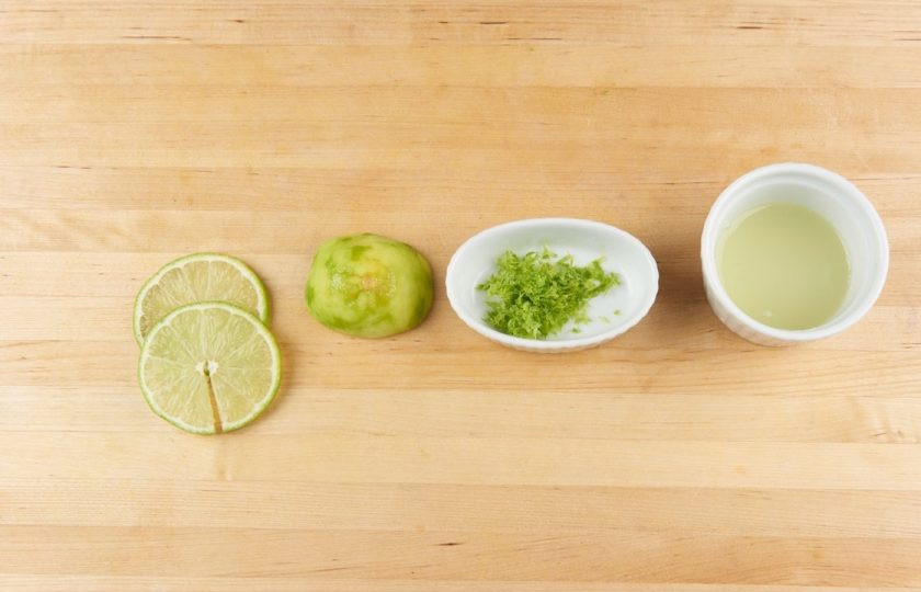 1. Этап. Смузи Маргарита: 1. От лайма отрежьте 2 кружка. С половины плода снимите цедру и выжмите сок.