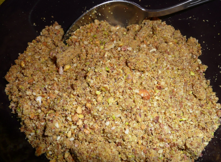 1. Этап. Ореховый торт без муки: Измельчите орехи в блендере до состояния муки.