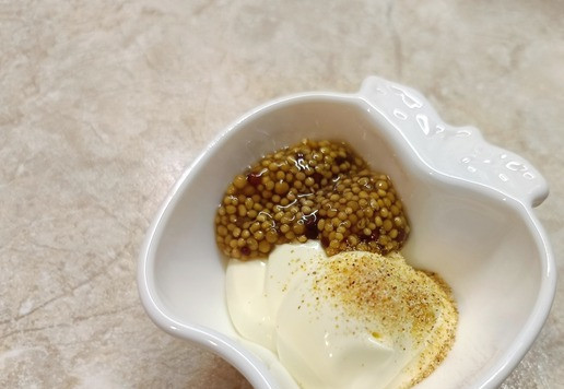 1. Этап. Салат Тиффани с авокадо: Количество ингредиентов зависит от вашего желания. У меня небольшая порция. Пробная. :) Для заправки салата смешать майонез с зерновой горчицей и сухим чесноком.