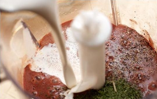 1. Этап. Печеночный пирог: 6. С тщательно вымытой печени, удалите пленку и все жилки. Порежьте ее на небольшие куски и измельчите в блендере с луком и чесноком до получения однородной массы. Добавьте туда же 1,5 яйца, жидкость, оставшуюся от изюма, сливки, соль, перец и сушеную петрушку. Все это хорошо взбейте в блендере.