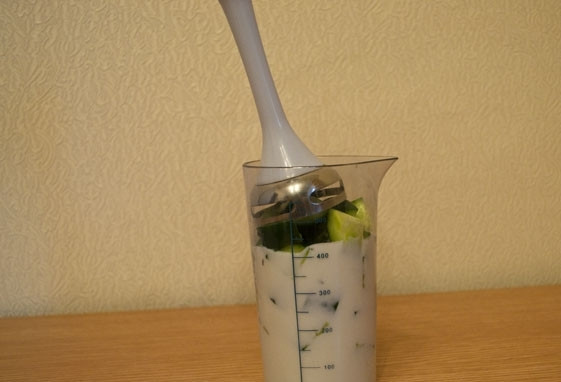 1. Этап. Коктейль из огурцов: Добавляем к нашим ингредиентам пару листиков свежей кинзы и тщательно все измельчаем.