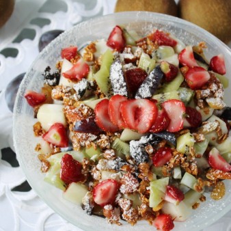 Fruit salad with crunchy granola