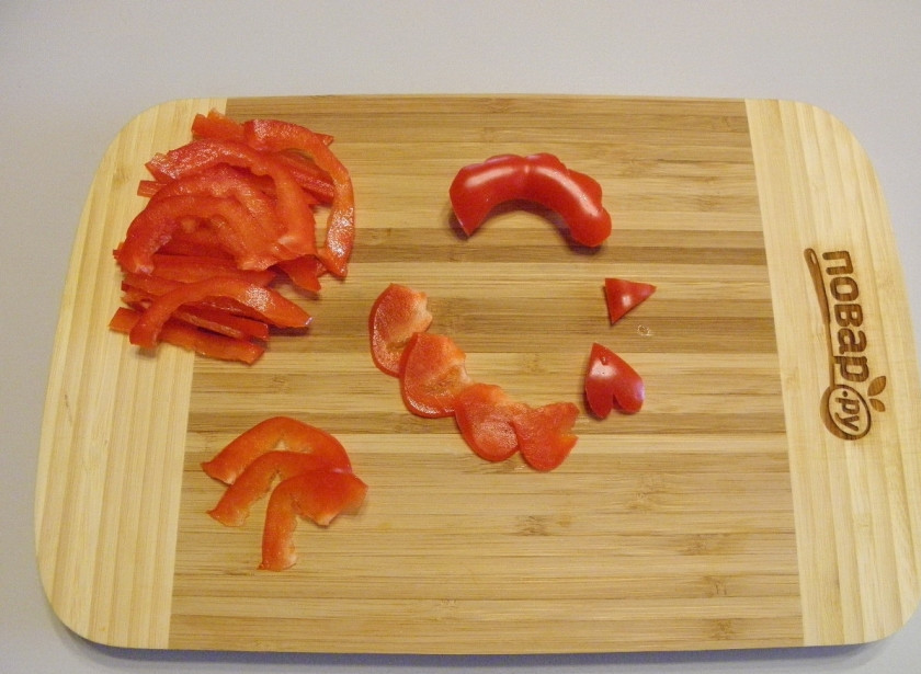 1. Этап. Салат Золотой петушок: Из красного болгарского перца я вырезала детали украшения: клюв, гребешок, и детали для оформления крыла и хвоста.