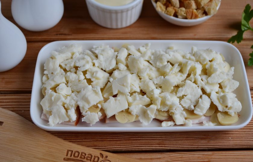 1. Этап. Салат с грибами и сыром Искушение: Отрывайте руками кусочки плавленого сыра и раскладывайте следующим слоем.