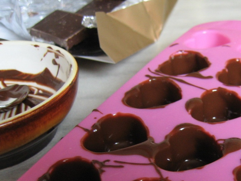 1. Этап. Пьяная вишня в шоколаде: 1. Половину шоколада измельчаем на кусочки и растапливаем, главное не перегреть его, иначе будет неприятный горький запах и вкус. В силиконовые формочки заливаем шоколад, чтобы он покрыл все стенки и оставляем при комнатной температуре до охлаждения, затем отправляем в холодильник минут на 20.