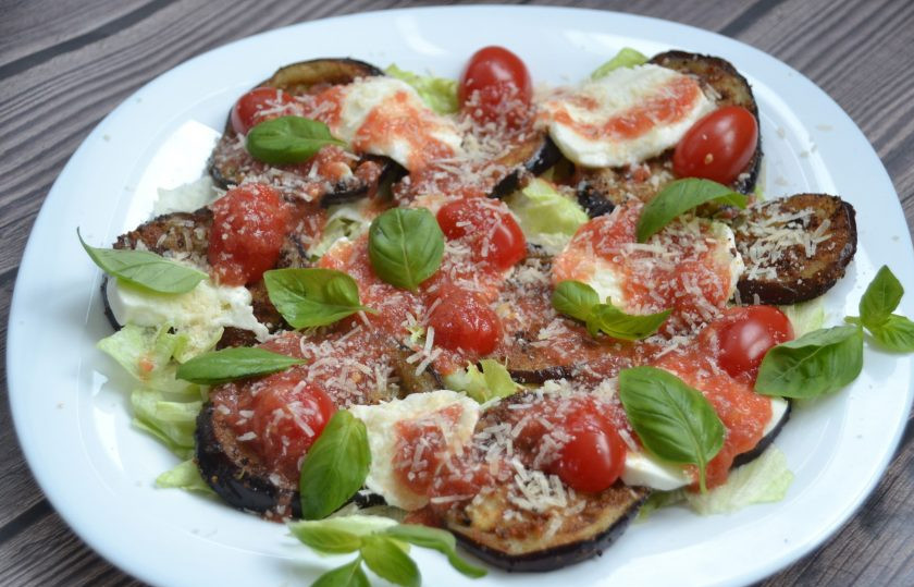 1. Этап. Итальянский салат Пармиджано: Залейте салат подготовленной салатной заправкой, присыпьте тертым пармезаном и украсьте листиками зеленого базилика. Поздравляю, вы наслаждаетесь вкусом Италии! Buon appetito! Приятного аппетита!