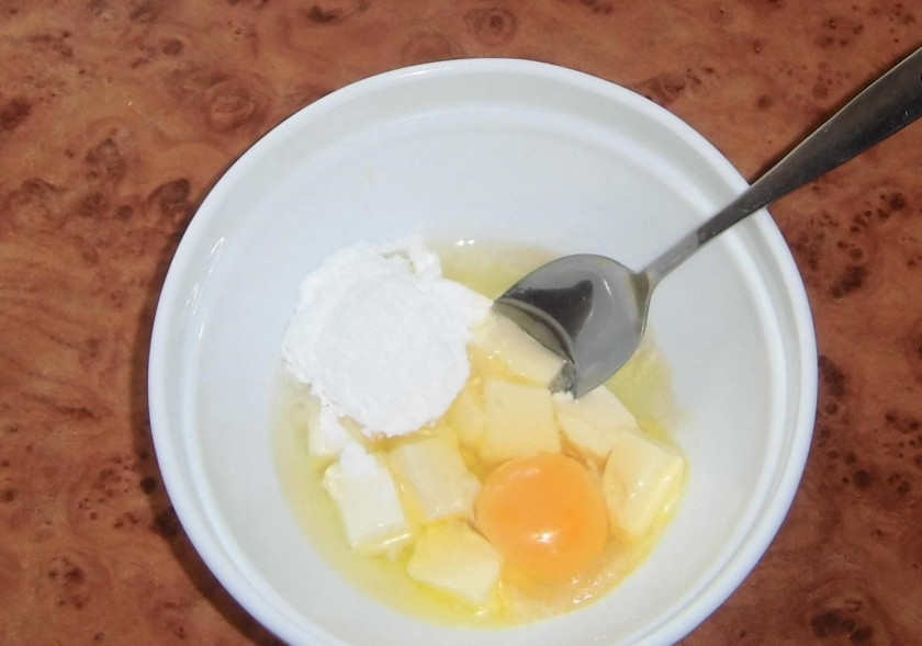 1. Этап. Восточное печенье: 2. Масло нарезаю кусочками и растапливаю в микроволновой печи, вбиваю к нему яйцо, добавляю ваниль по вкусу и сахарную пудру.