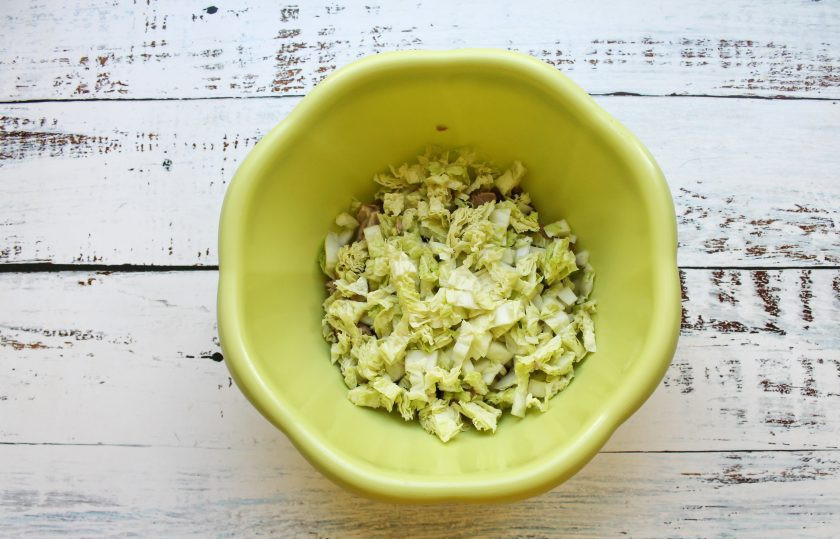 1. Этап. Салат Настроение: Листья пекинской капусты порежьте кубиком и добавьте в салат.