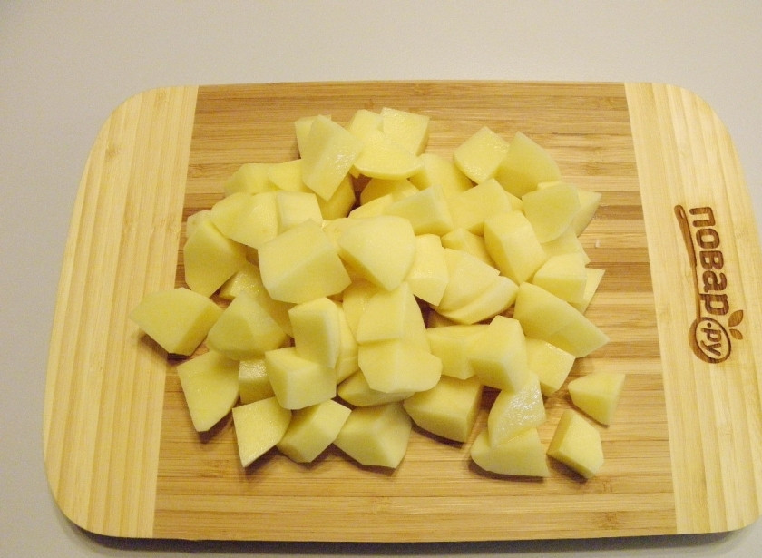 1. Этап. Овощное рагу в мультиварке: Очищенный картофель порежьте кубиками или небольшими кусочками.