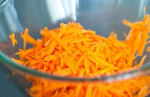 1. Этап. Салат Обжорка с мясом: 3. Морковь очистите и натрите на терке. Туда же добавьте пропущенный через пресс чеснок.