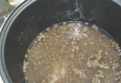 1. Этап. Плов с чечевицей и рисом: К готовой чечевице добавляем 3,5 стакана воды и соль по вкусу, перемешиваем и добавляем промытый рис. Готовим в режиме 