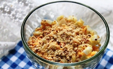 1. Этап. Салат с гранатом: Посыпаем яйца ореховой крошкой и щедро смазываем майонезом или сметаной. И снова повторяем слои: мясо, яйца, орехи, майонез.