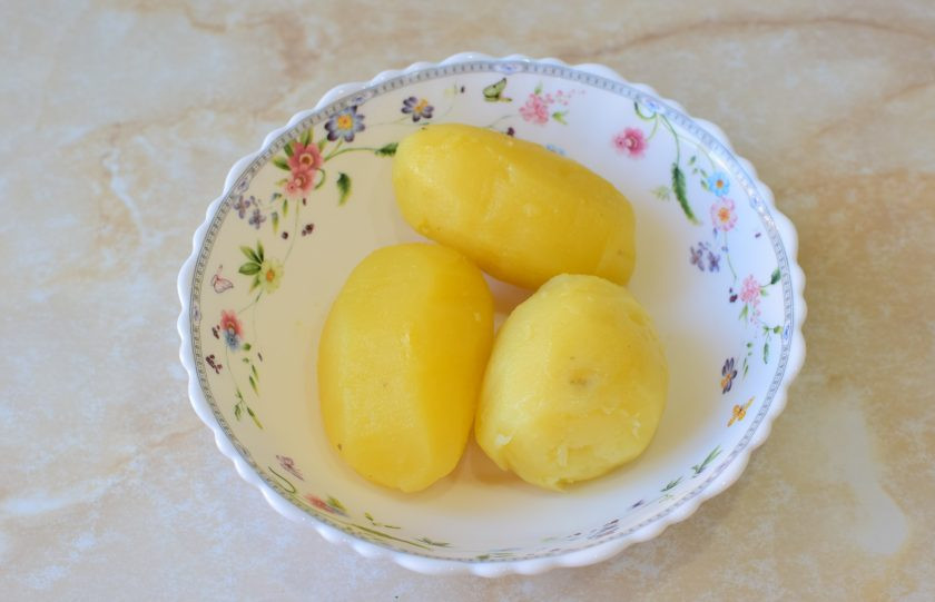 1. Этап. Салат с треской и огурцом: Отварной картофель очистите от кожуры.