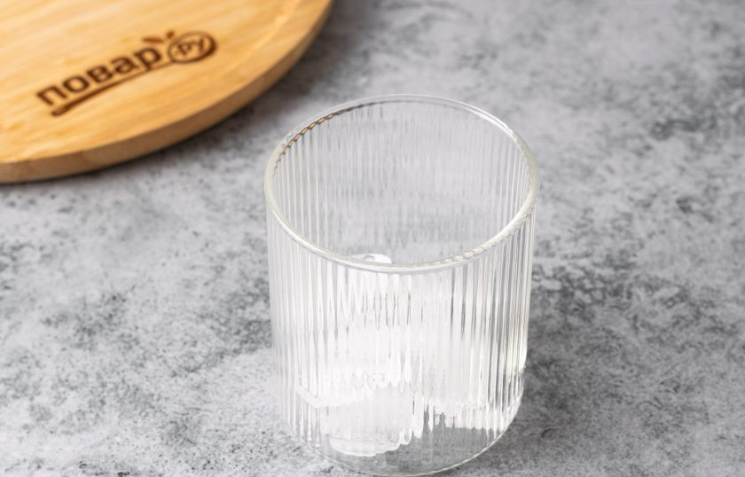 1. Этап. Кофе с колой: В стакан для подачи добавьте лед.