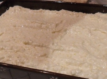 1. Этап. Творожная запеканка с кукурузной мукой: Форму для выпечки смажем маслом и слегка припорошим мукой. выкладываем творожную смесь, разравниваем.