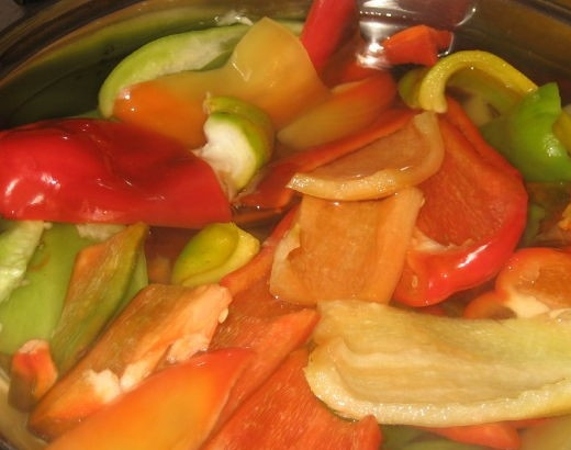 1. Этап. Маринованный сладкий перец: 3. Опустите перец в кипящую воду и подержите там 2 минуты. Аккуратно достаньте перец и опустите в кипящий на медленном огне рассол на 5 минут.