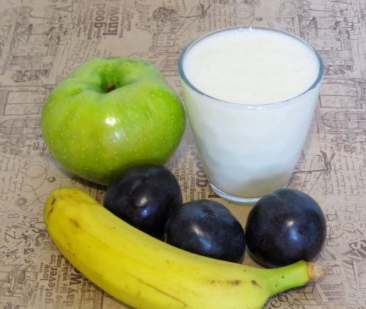 1. Этап. Смузи из слив, банана и яблока: Подготовьте продукты. Все фрукты хорошо помойте.