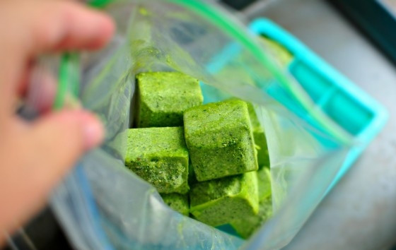 1. Этап. Песто из базилика: Замораживать песто нужно не менее 3 часов. Вы можете хранить кусочки песто в морозильной камере до 3 месяцев. Для этого, после заморозки, переложите их в пакет или баночку, чтобы сохранить запах и вкус.