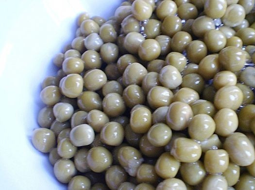 1. Этап. Слоеный салат с ветчиной: Следующий слой - консервированный горошек. Его тоже промазываем майонезом.