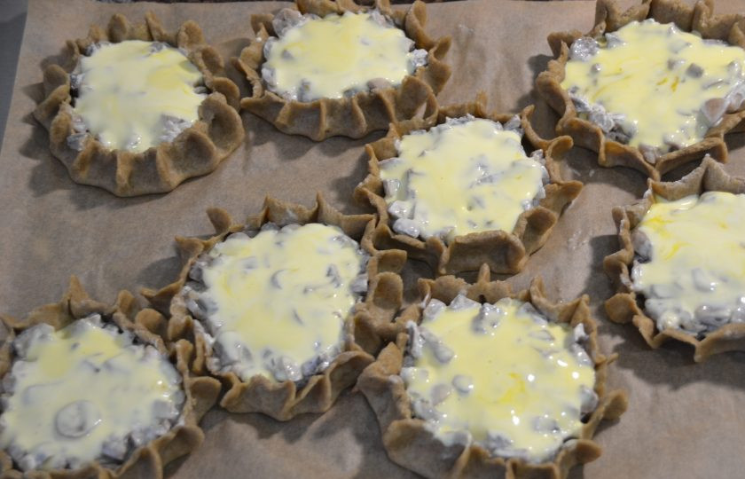 1. Этап. Перепечи с грибами: Полейте сверху яично-сметанной заливкой, выпекайте при температуре 190-200 градусов примерно 20-25 минут, смотрите за готовностью.